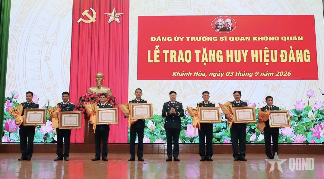 18 đảng viên Trường Sĩ quan Không quân nhận Huy hiệu Đảng
