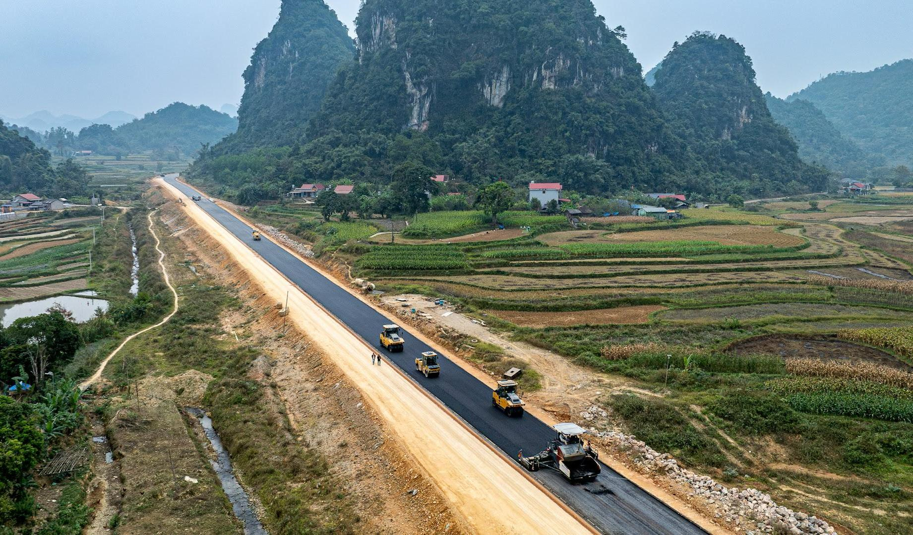 Siết chặt việc kiểm soát người và phương tiện vào công trường cao tốc Đồng Đăng - Trà Lĩnh