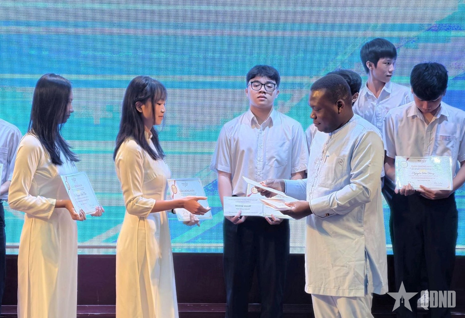 Trao 129 suất học bổng Vallet tặng học sinh, sinh viên