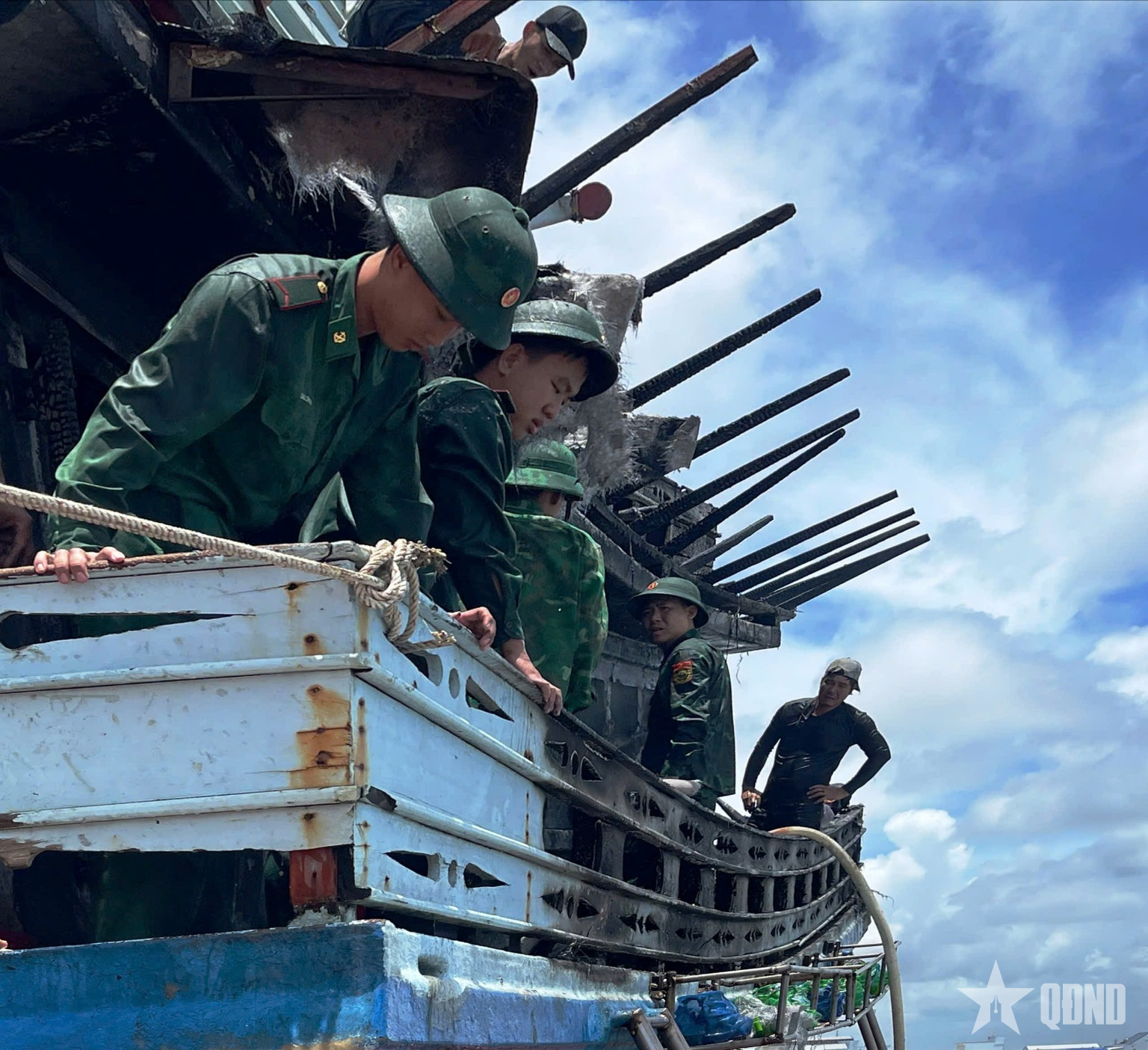 Cà Mau: Kịp thời khống chế vụ cháy tàu cá đang neo đậu tại Sông Đốc