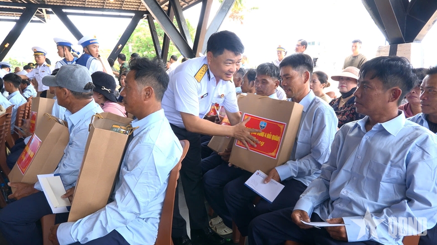 Gặp mặt, động viên 32 ngư dân tàu cá QNa-90859-TS gặp nạn trên biển
