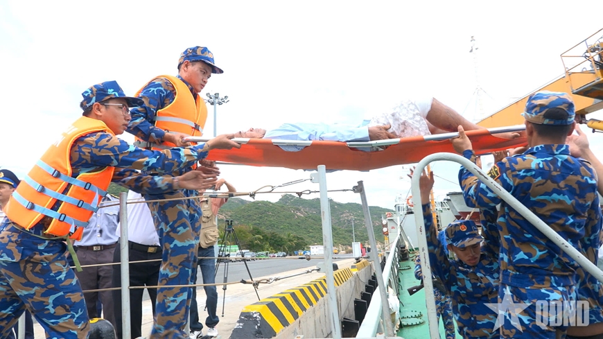 Gặp mặt, động viên 32 ngư dân tàu cá QNa-90859-TS gặp nạn trên biển