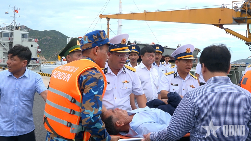 Gặp mặt, động viên 32 ngư dân tàu cá QNa-90859-TS gặp nạn trên biển