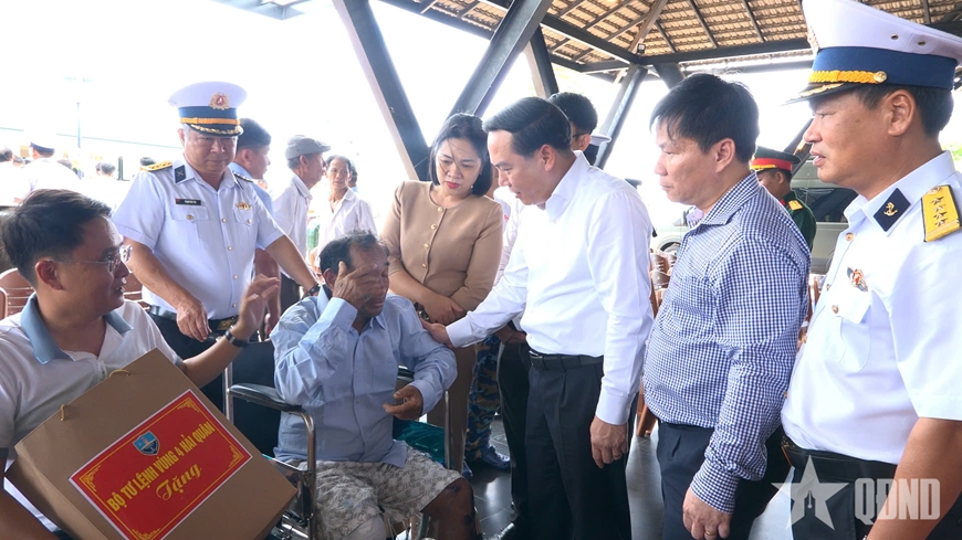 Gặp mặt, động viên 32 ngư dân tàu cá QNa-90859-TS gặp nạn trên biển