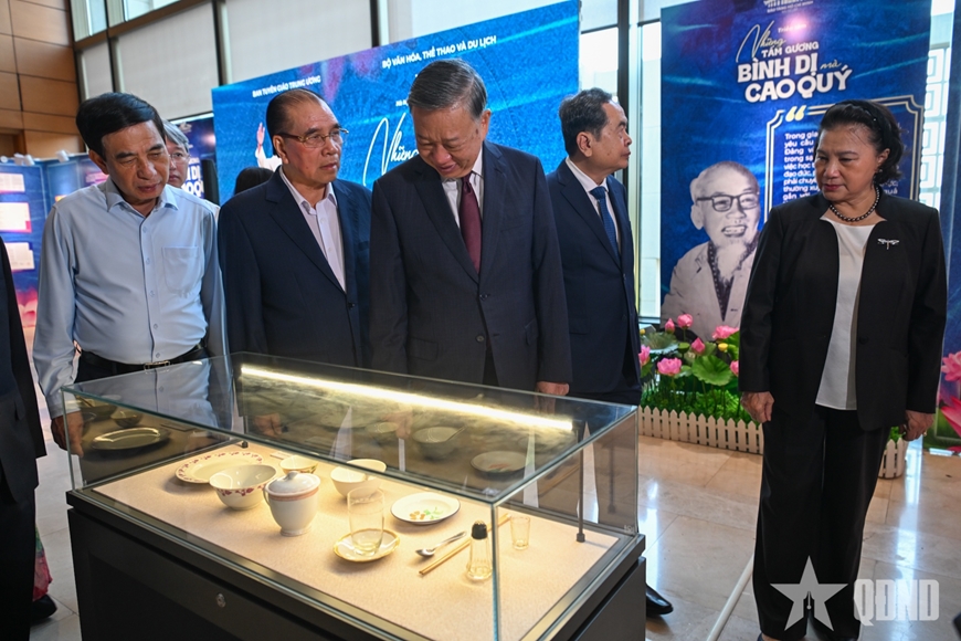 Tổng B&iacute; thư, Chủ tịch nước T&ocirc; L&acirc;m c&ugrave;ng l&atilde;nh đạo Đảng, Nh&agrave; nước tham quan triển l&atilde;m &ldquo;Những tấm gương b&igrave;nh dị m&agrave; cao qu&yacute;&rdquo;