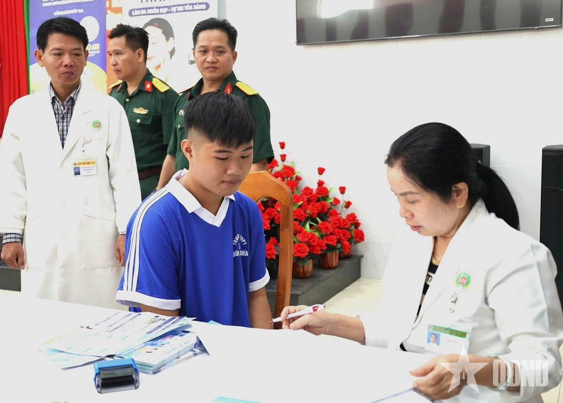 Hơn 1.000 học sinh Cần Thơ được khám sức khỏe miễn phí