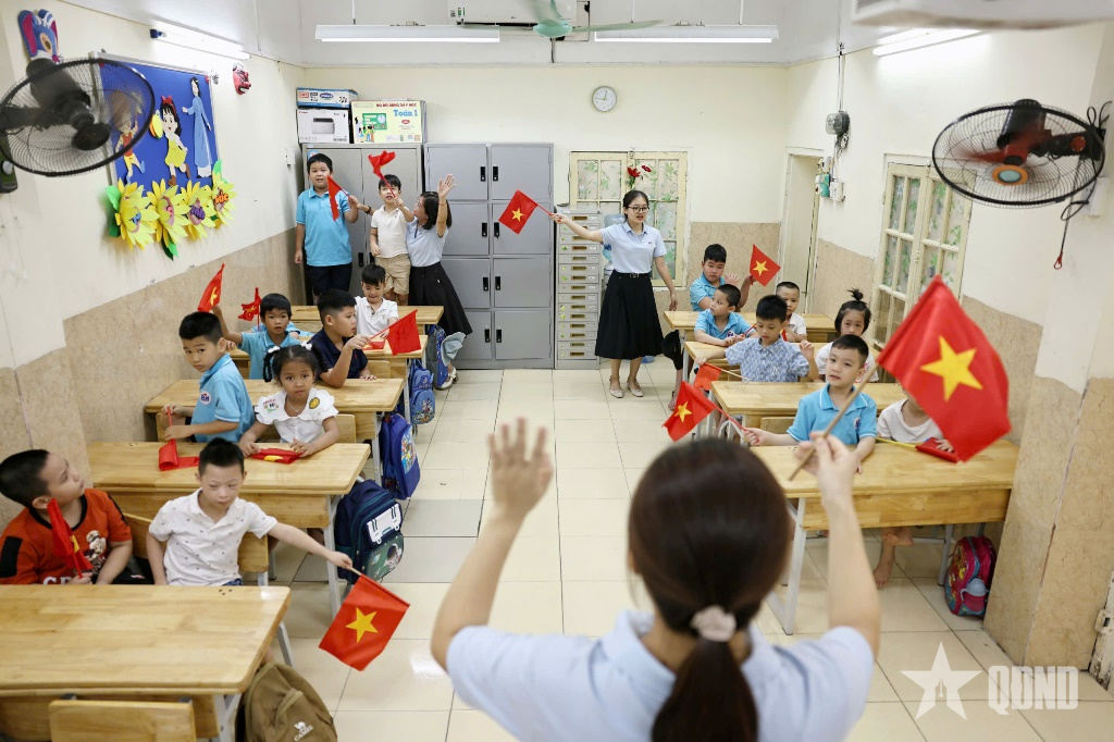 Học sinh chuyên biệt tập dượt khai giảng


