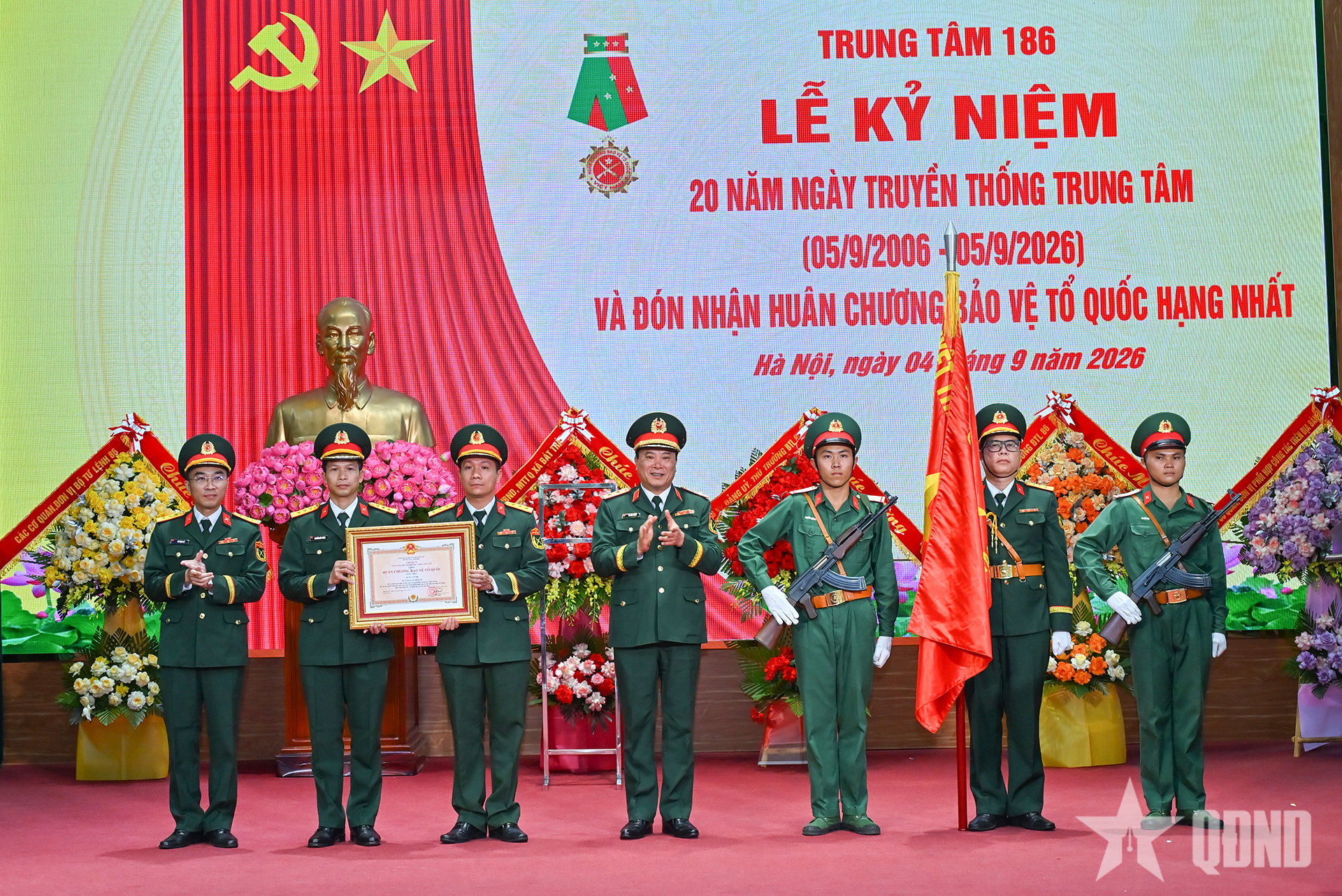 Trung tâm 186 (Bộ tư lệnh 86) đón nhận Huân chương Bảo vệ Tổ quốc hạng Nhất