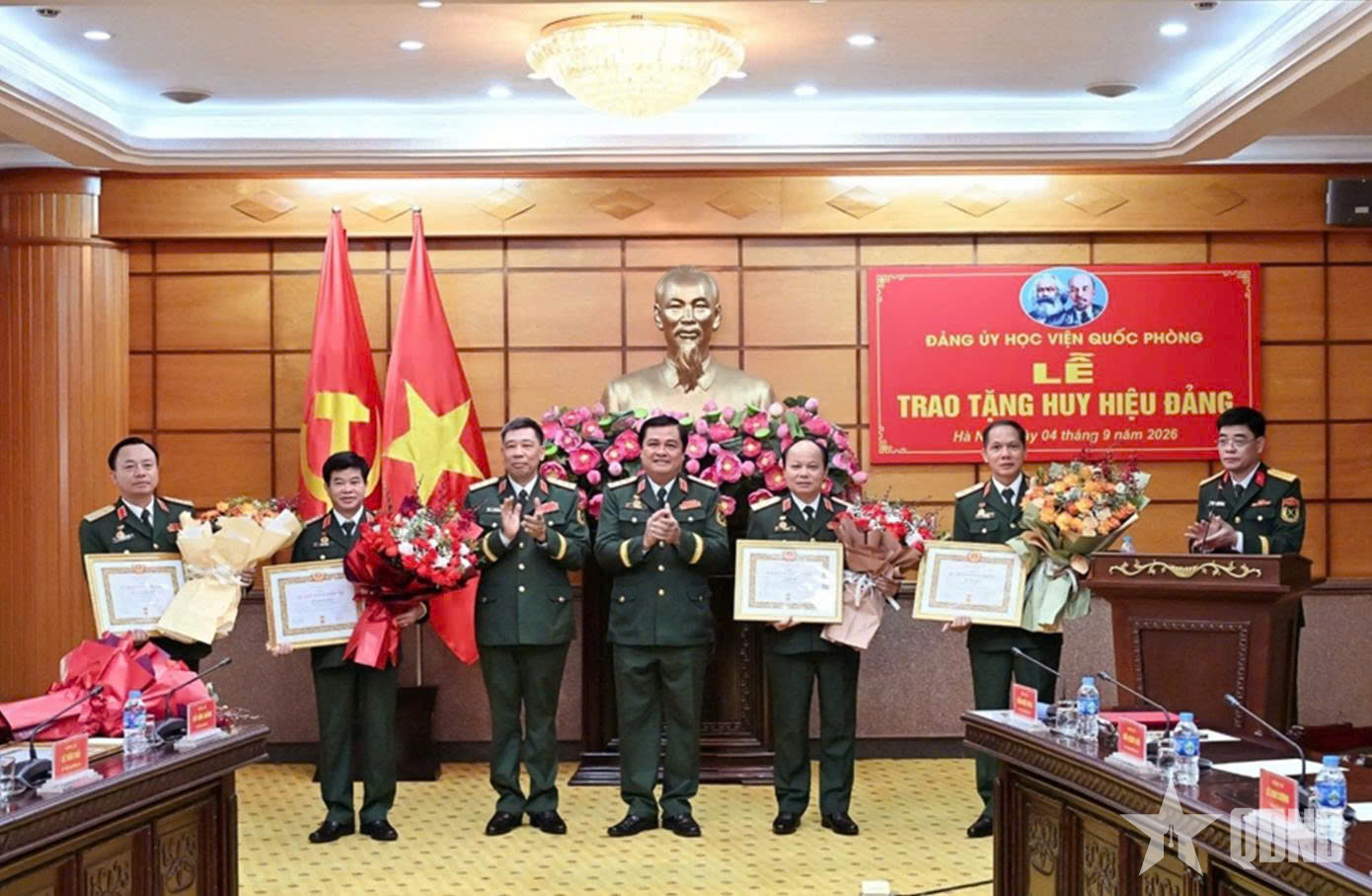 Đảng ủy Học viện Quốc phòng trao tặng Huy hiệu 35 năm tuổi Đảng