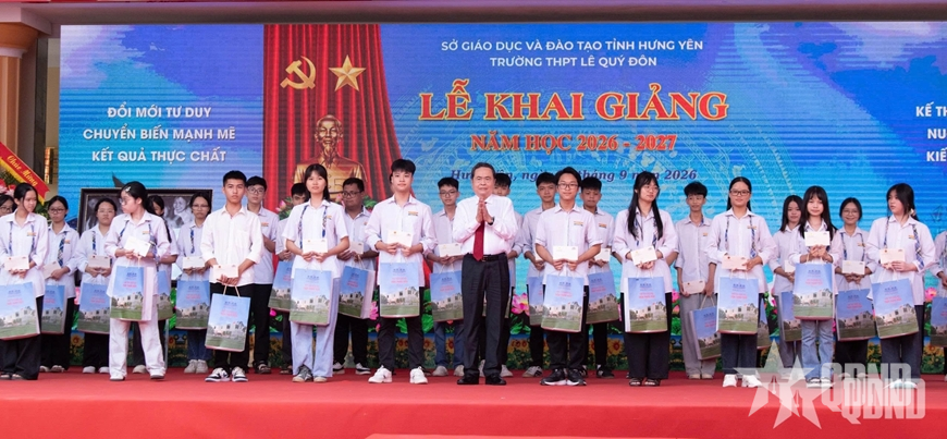Chủ tịch Quốc hội Trần Thanh Mẫn chung vui với thầy trò Trường THPT Lê Quý Đôn (tỉnh Hưng Yên) tại Lễ khai giảng