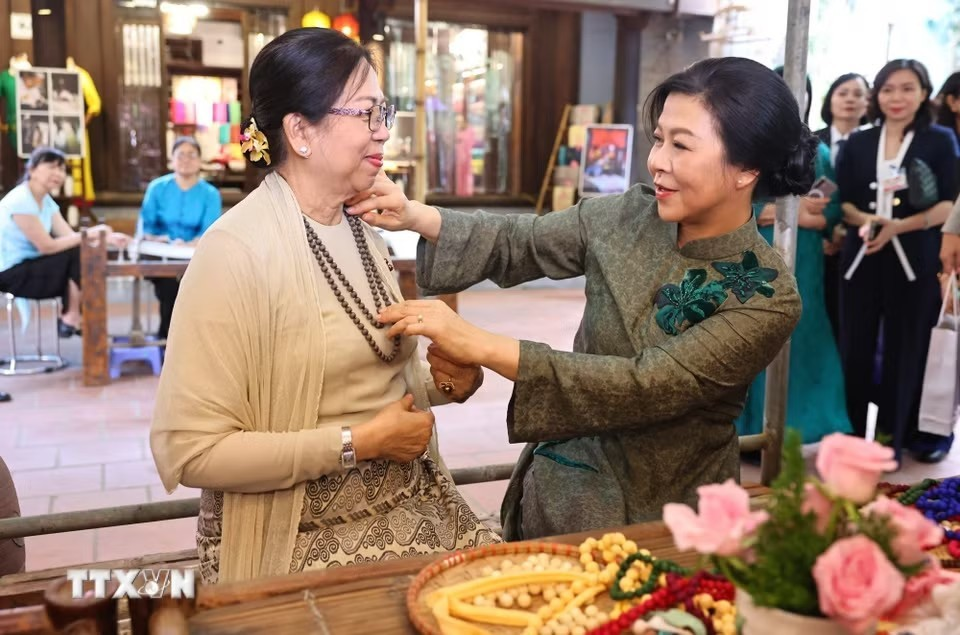 Phu nhân Tổng Bí thư, Chủ tịch nước Tô Lâm và phu nhân Tổng thống Myanmar thăm làng lụa Vạn Phúc