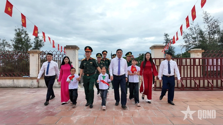 Lễ khai giảng đặc biệt của thầy giáo và 3 học sinh

