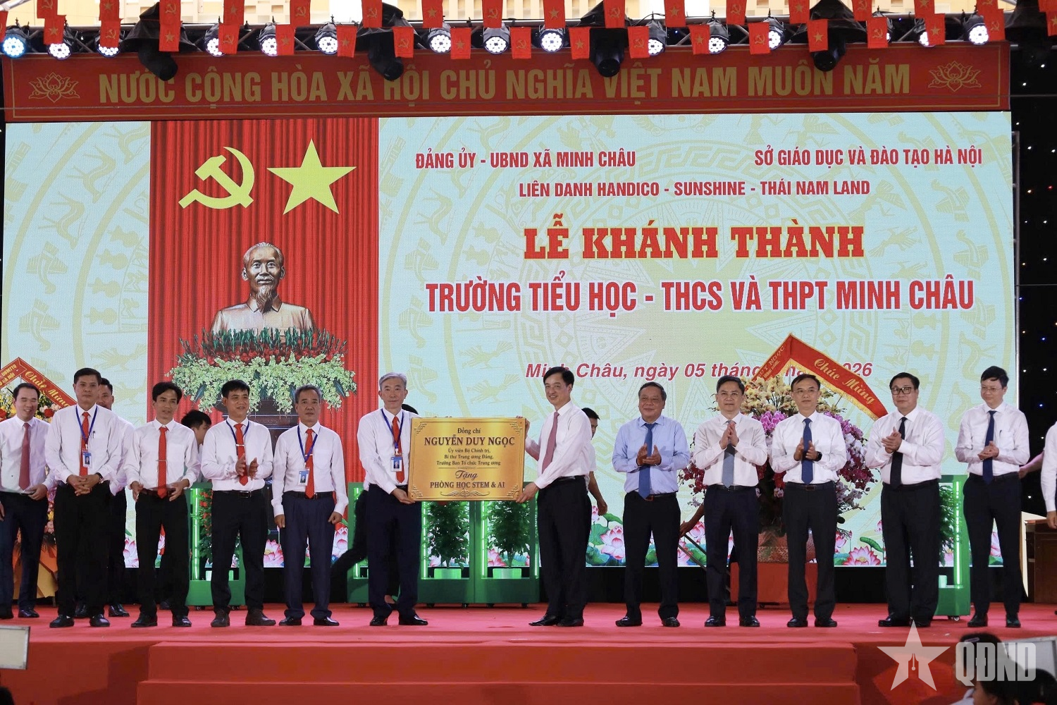 Trưởng ban Tổ chức Trung ương Nguyễn Duy Ngọc dự Lễ khánh thành trường liên cấp tại xã đảo Minh Châu (TP Hà Nội)

