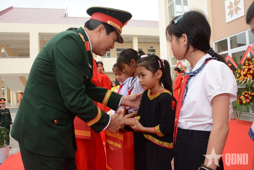 Đại tướng Nguyễn Tân Cương dự Lễ khai giảng và khánh thành trường mới ở xã Ea Rốk (Đắk Lắk)