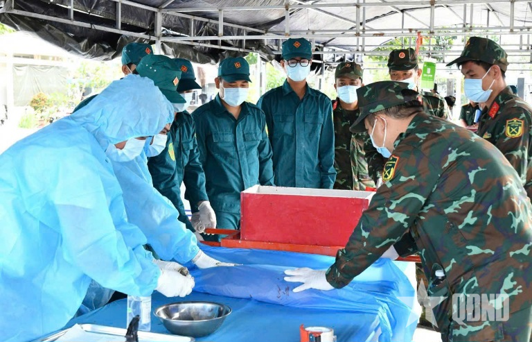 An Giang: Phát hiện nhiều di vật trong phần mộ liệt sĩ