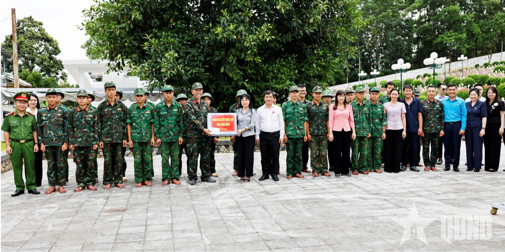 Điện Biên: Đoàn đại biểu Quốc hội tỉnh thăm, tặng quà lực lượng thực hiện “Chiến dịch 500 ngày đêm”

