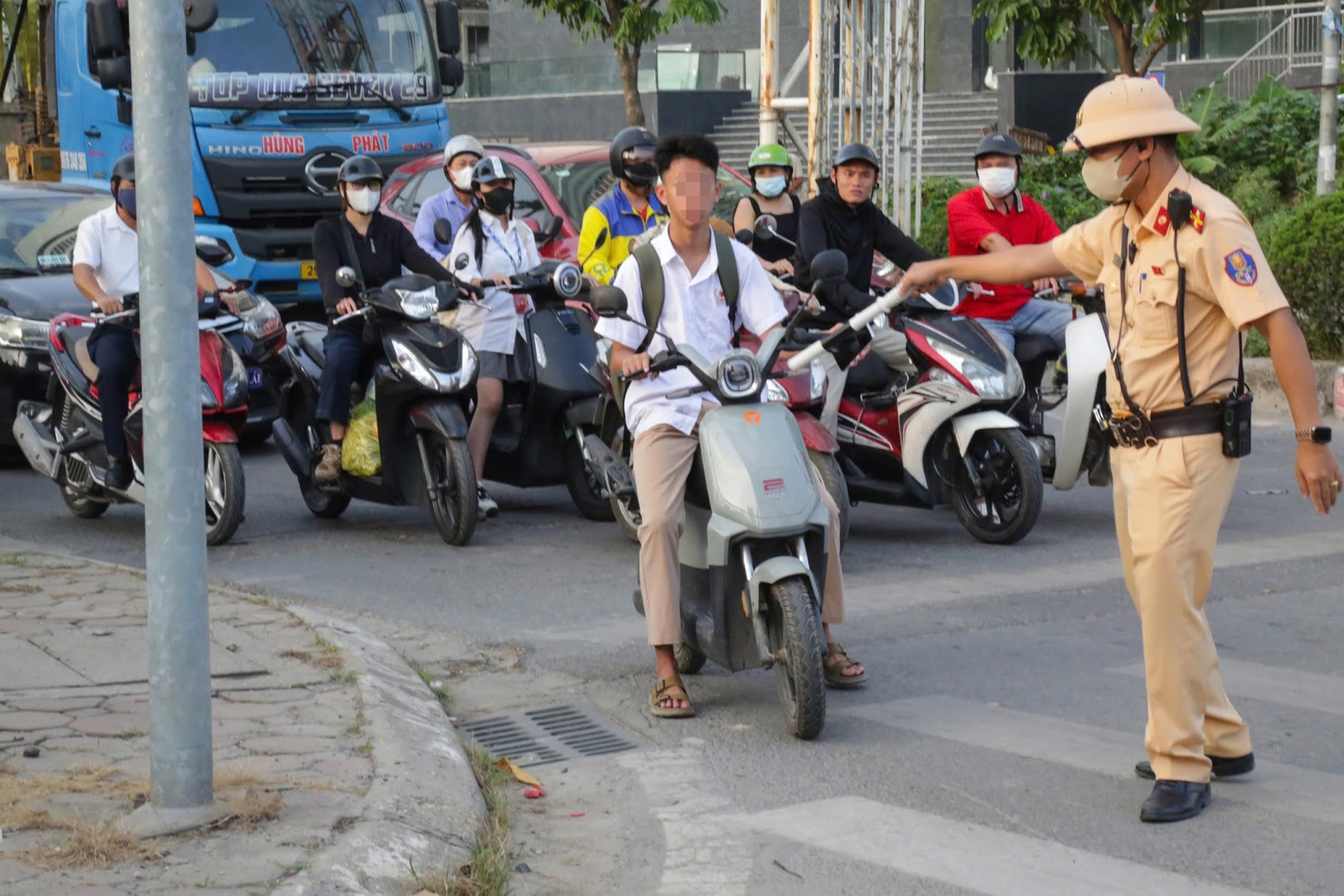 Nhiều phụ huynh còn thiếu trách nhiệm trong bảo đảm an toàn cho con khi tham gia giao thông