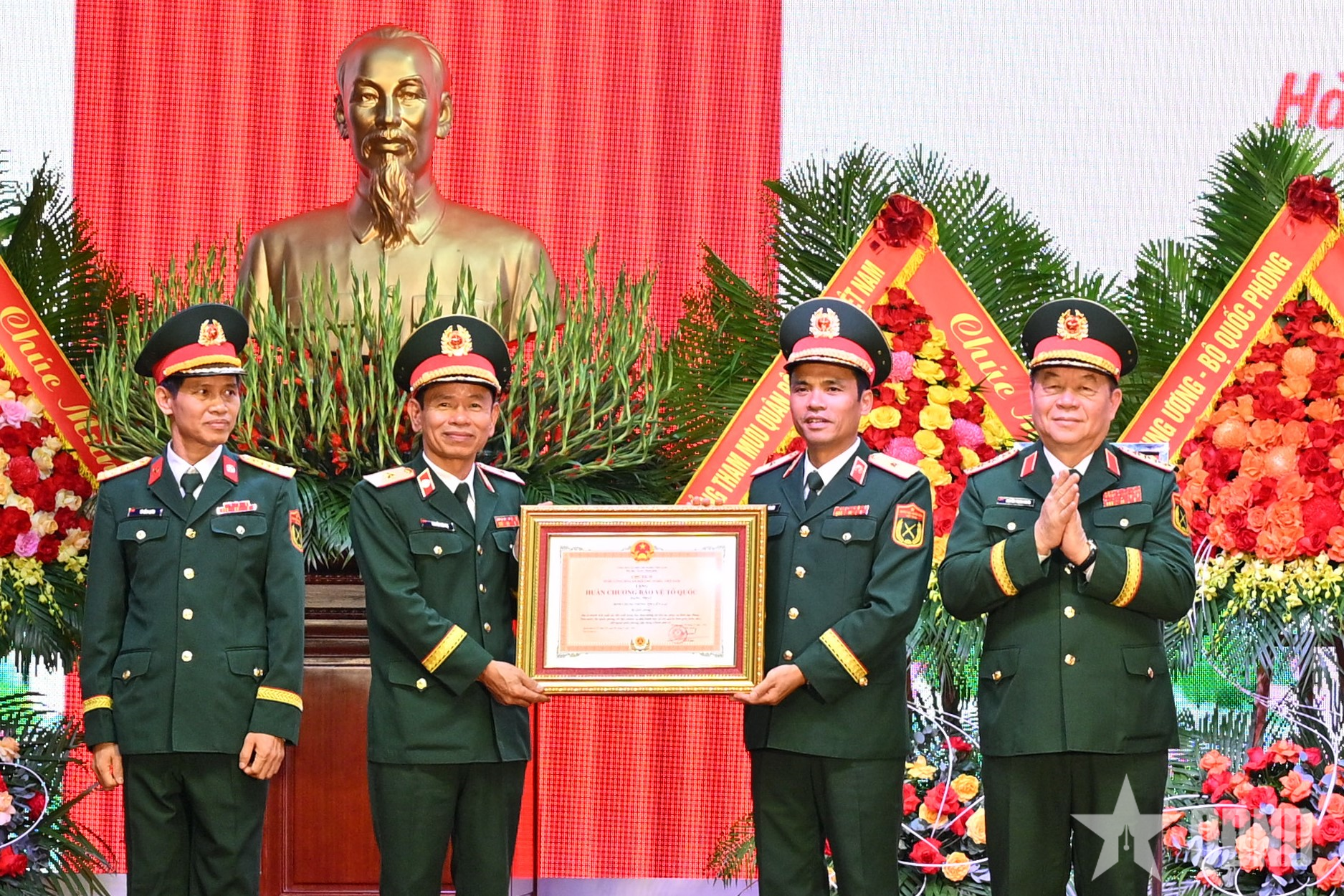 Binh chủng Thông tin liên lạc đón nhận Huân chương Bảo vệ Tổ quốc hạng Nhất