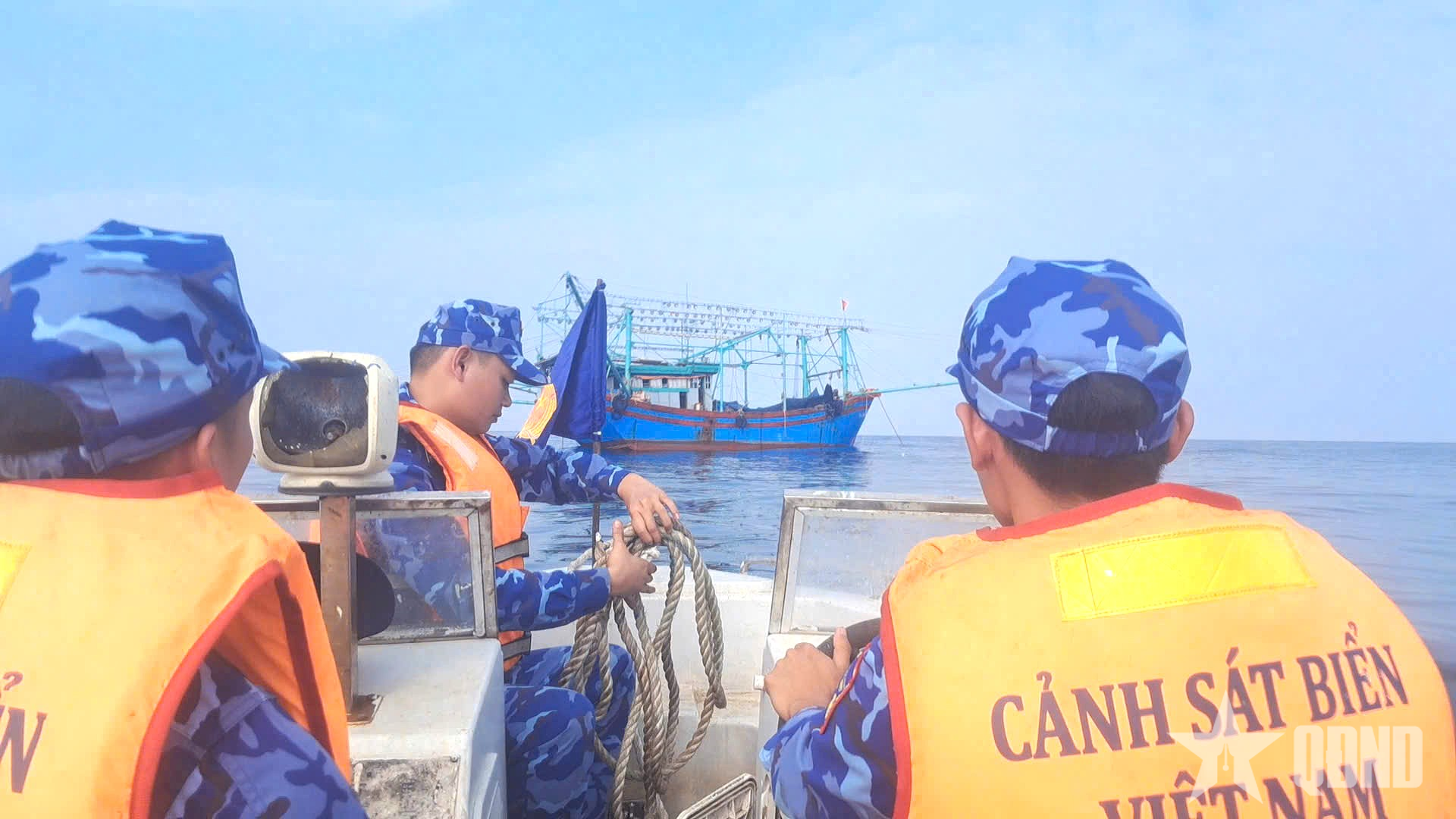 Cảnh sát biển cùng ngư dân: Nghiêm minh nhưng không xa cách, kiên quyết nhưng luôn đồng hành