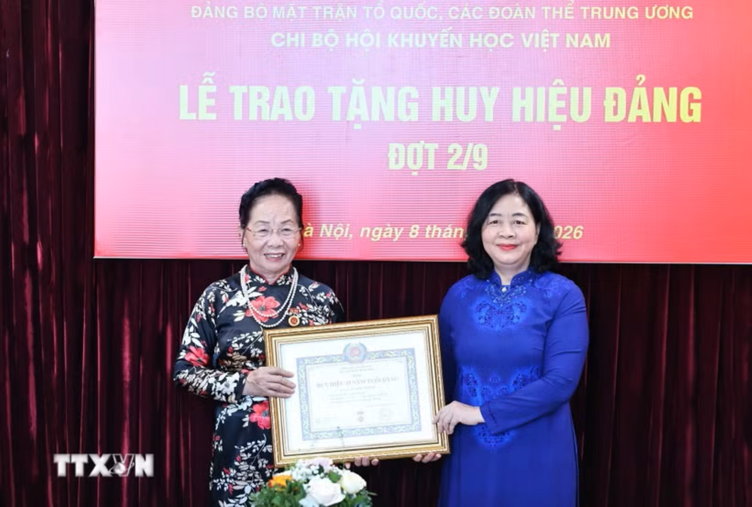Trao Huy hiệu 45 năm tuổi Đảng tặng Giáo sư, Tiến sĩ Nguyễn Thị Doan