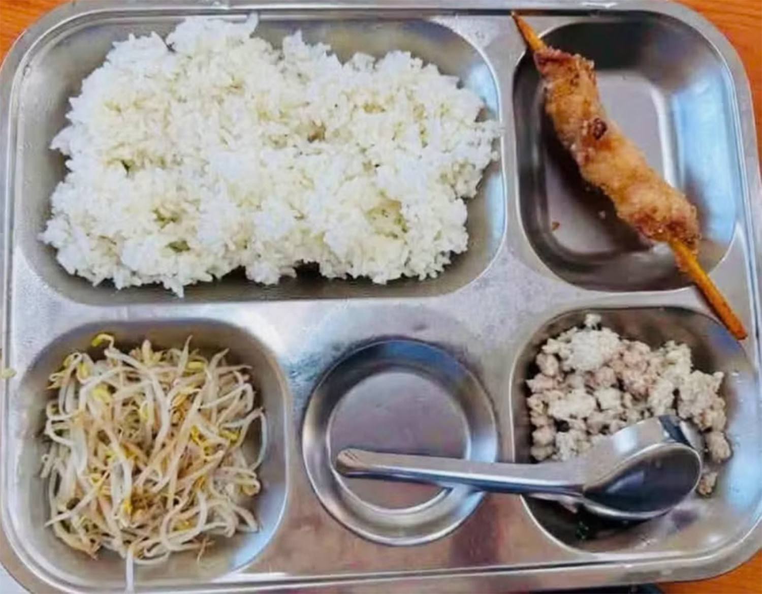 Hà Nội: Yêu cầu làm rõ phản ánh về bữa ăn bán trú không đảm bảo chất lượng