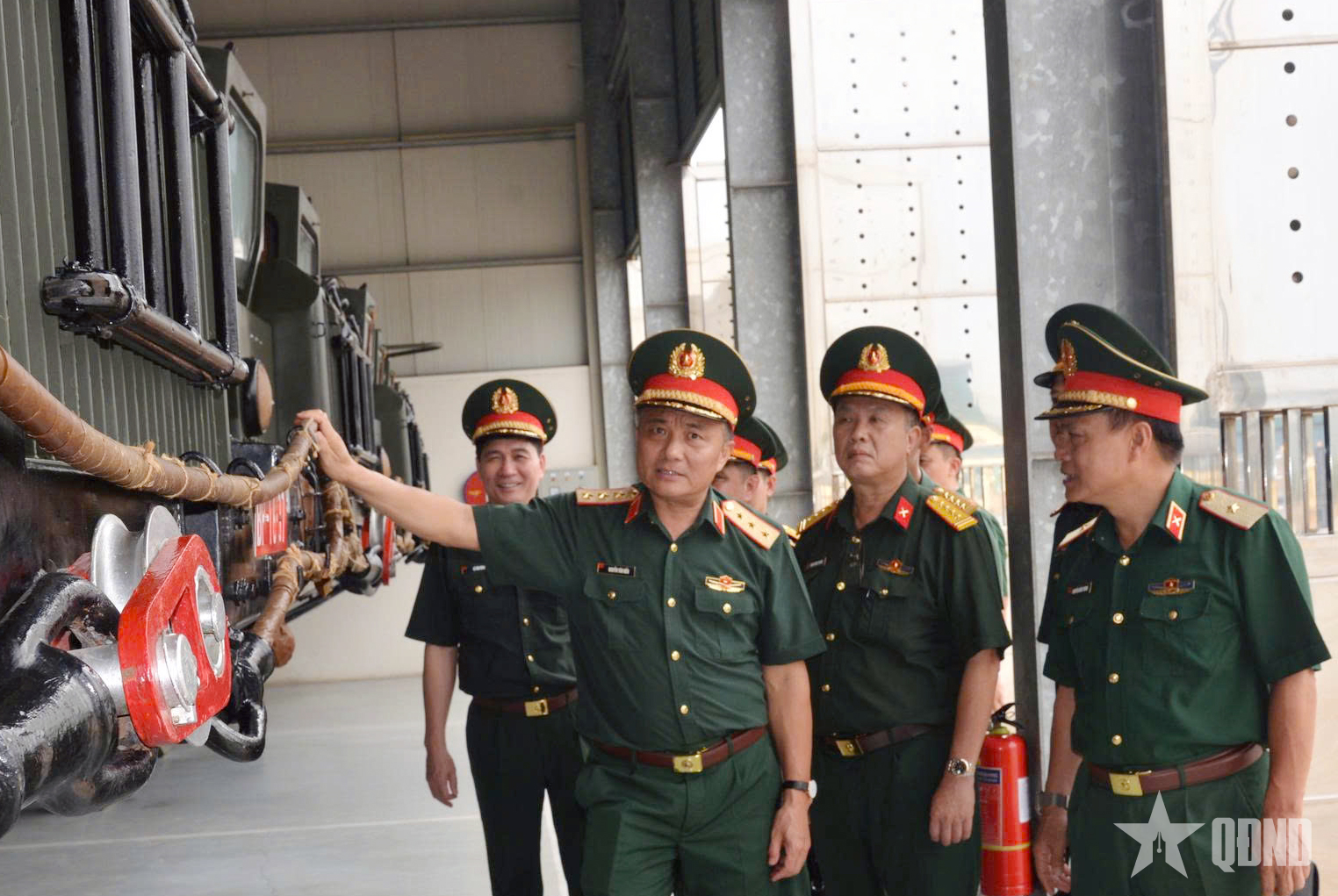 Thượng tướng Nguyễn Văn Hiền kiểm tra và làm việc tại Lữ đoàn 490