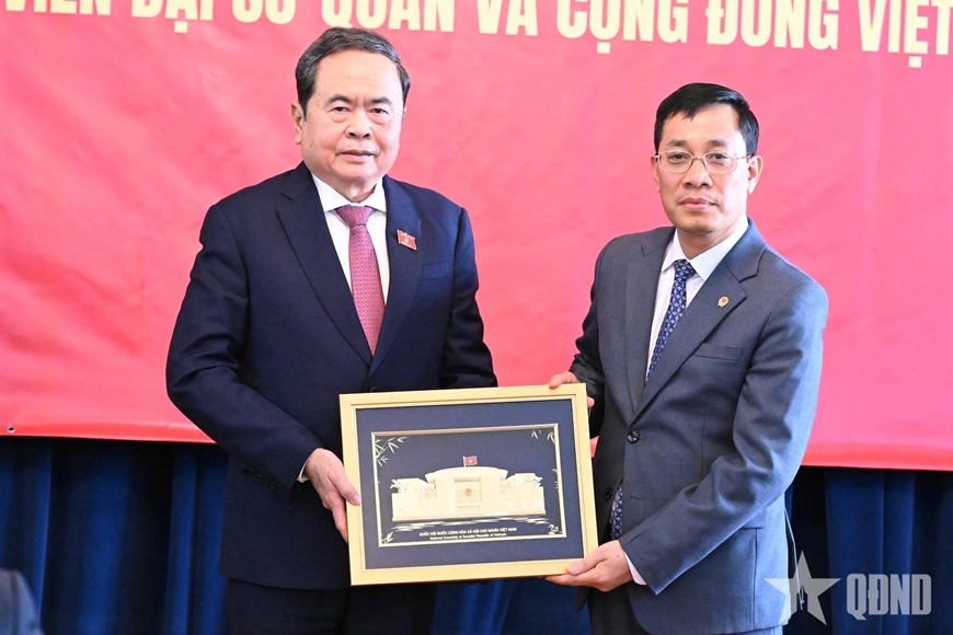 Chủ tịch Quốc hội v&agrave; phu nh&acirc;n gặp gỡ cộng đồng người Việt Nam tại M&ocirc;ng Cổ