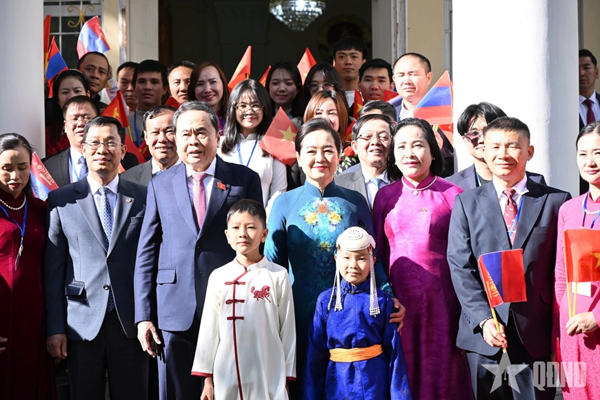 Chủ tịch Quốc hội v&agrave; phu nh&acirc;n gặp gỡ cộng đồng người Việt Nam tại M&ocirc;ng Cổ