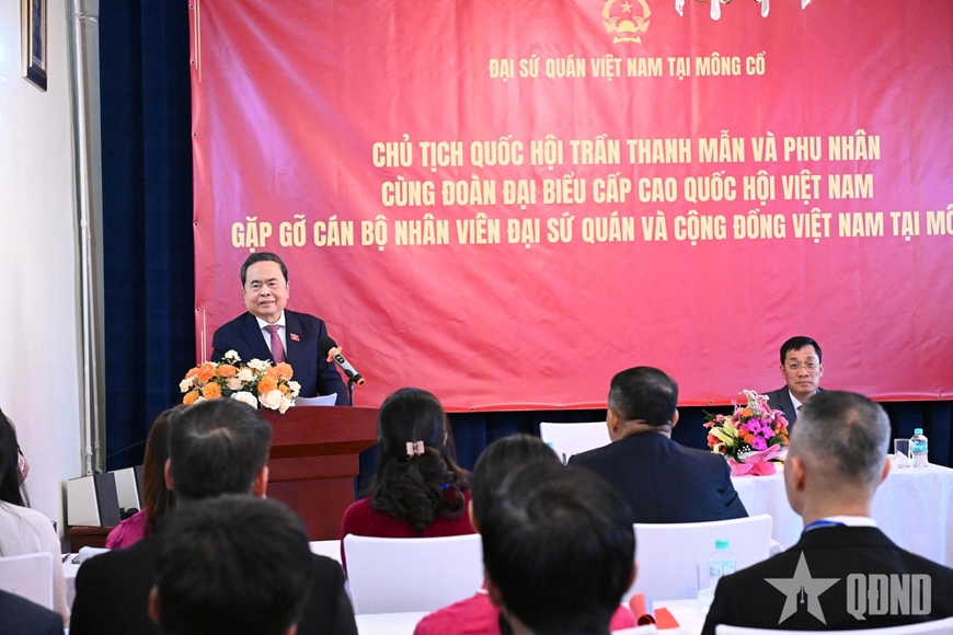 Chủ tịch Quốc hội v&agrave; phu nh&acirc;n gặp gỡ cộng đồng người Việt Nam tại M&ocirc;ng Cổ
