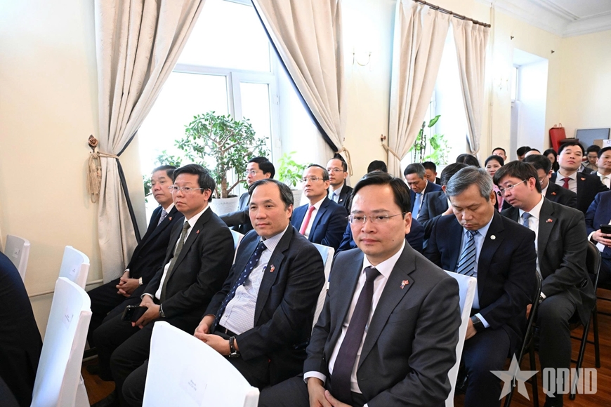Chủ tịch Quốc hội v&agrave; phu nh&acirc;n gặp gỡ cộng đồng người Việt Nam tại M&ocirc;ng Cổ