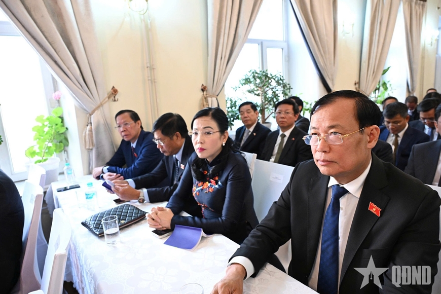 Chủ tịch Quốc hội v&agrave; phu nh&acirc;n gặp gỡ cộng đồng người Việt Nam tại M&ocirc;ng Cổ