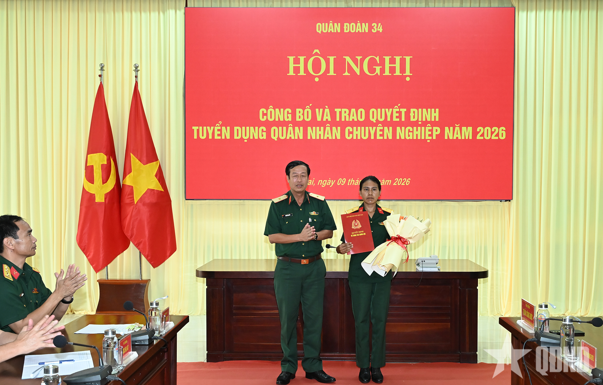 Quân đoàn 34: Công bố và trao quyết định tuyển dụng quân nhân chuyên nghiệp cho vợ Thượng sĩ Kpă Thiêp