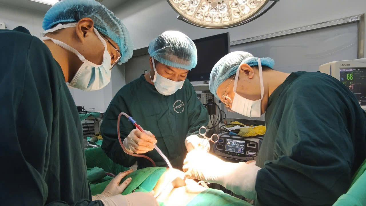 Cứu sống bệnh nhân áp xe phổi do rò đại tràng