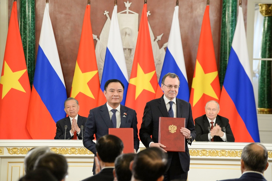 Tổng B&iacute; thư, Chủ tịch nước T&ocirc; L&acirc;m v&agrave; Tổng thống Nga Vladimir Putin chứng kiến Lễ trao c&aacute;c văn kiện hợp t&aacute;c giữa Việt Nam - Li&ecirc;n bang Nga