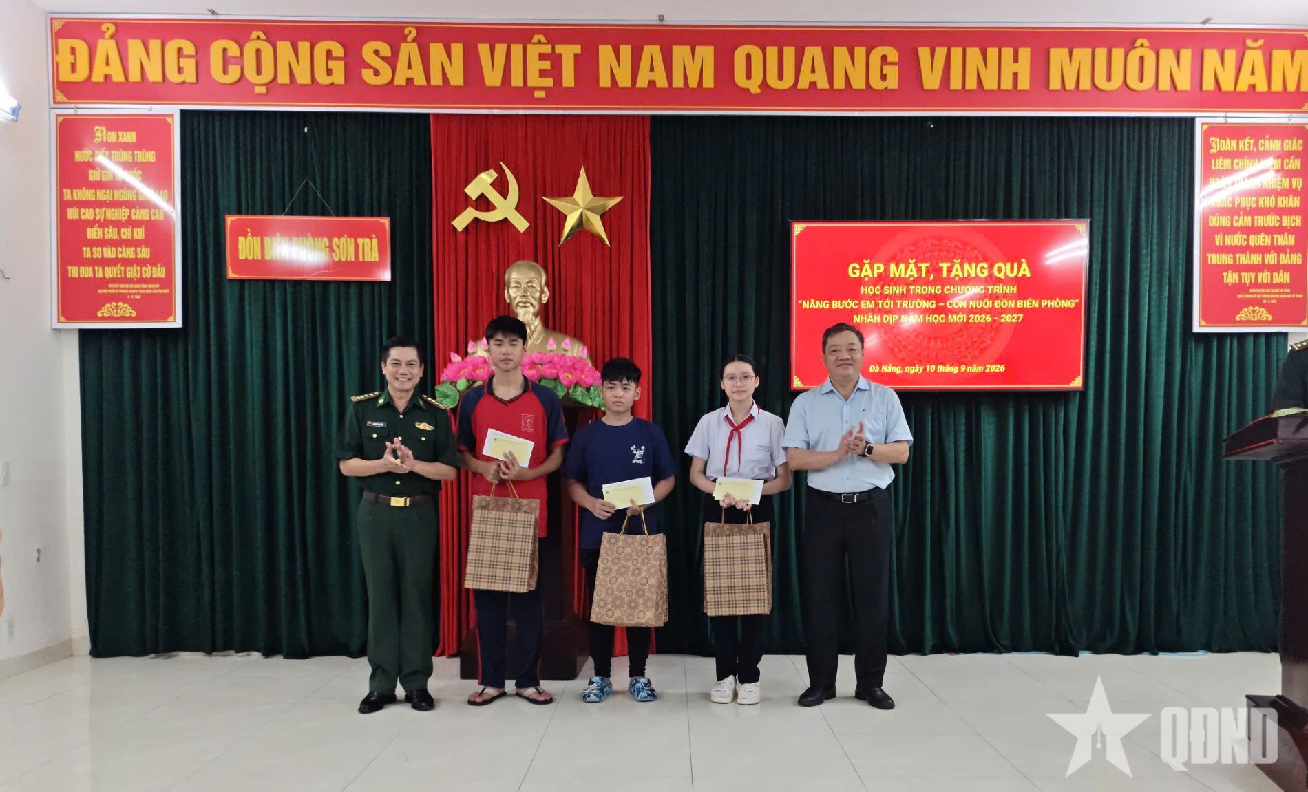 Trao quà tặng học sinh trong Chương trình “Nâng bước em tới trường-Con nuôi đồn Biên phòng”