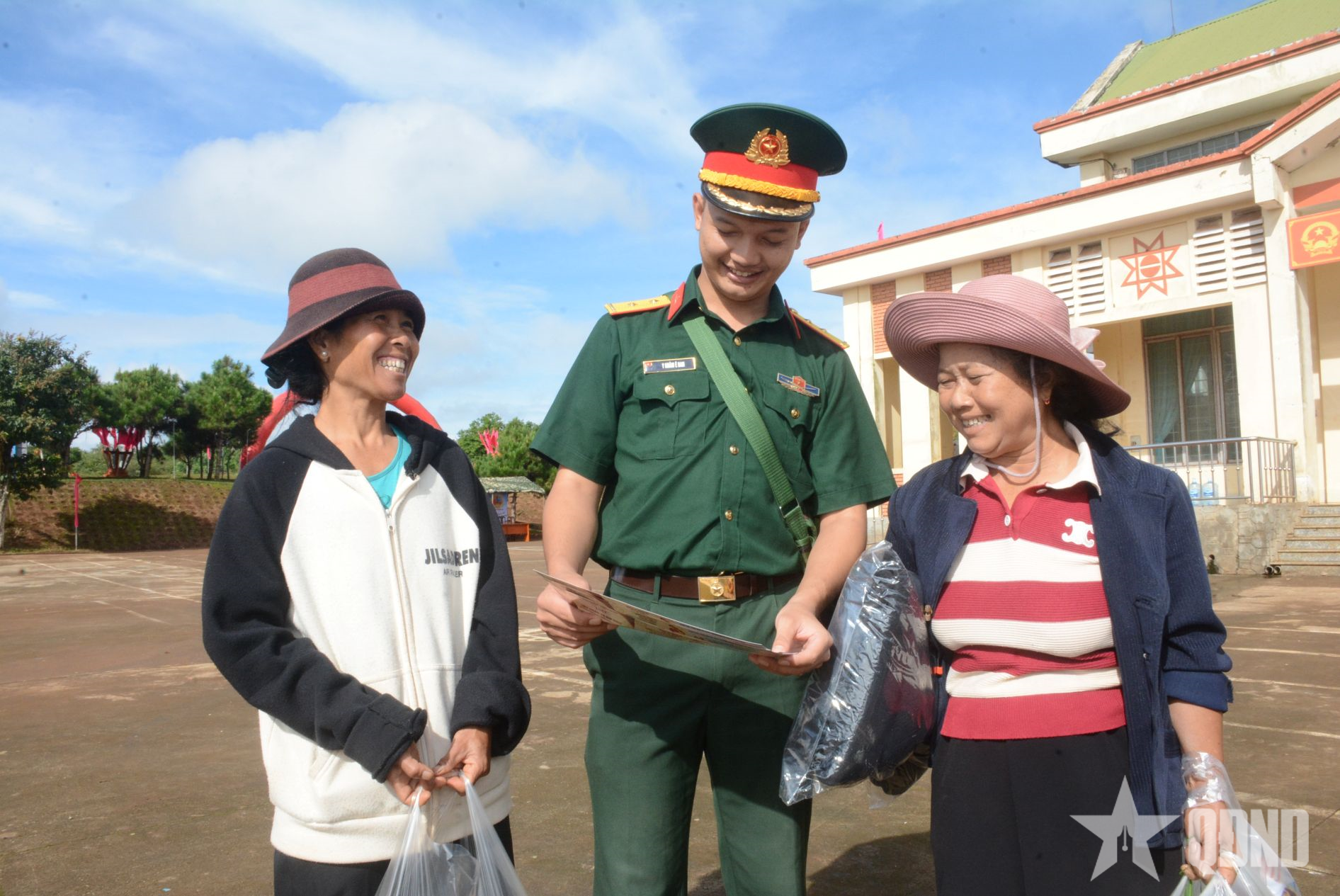 Bộ đội Trung đoàn 95 (Quân khu 5) tuyên truyền, phổ biến pháp luật cho người dân phường Cư Bao