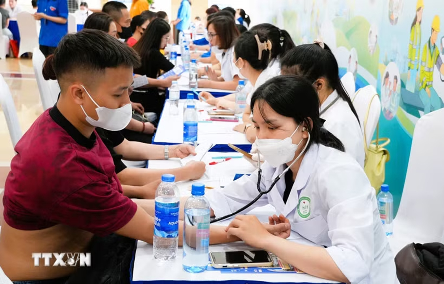 Nhân viên y tế được hưởng phụ cấp ưu đãi nghề cao nhất 80%