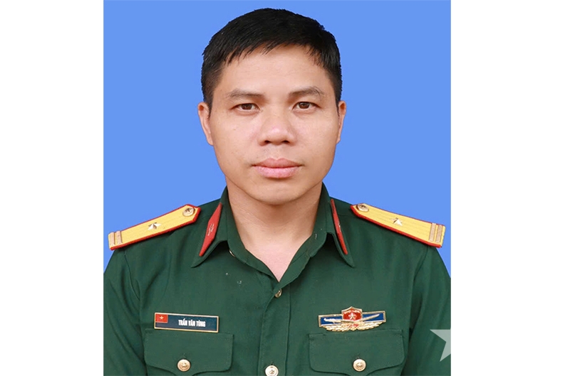 Thiếu tá Trần Văn Tùng dũng cảm nhảy xuống sông cứu người