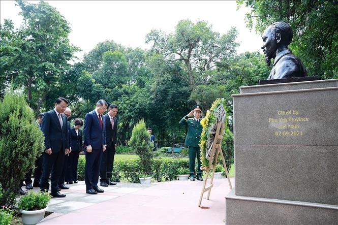 Thủ tướng L&ecirc; Minh Hưng đặt v&ograve;ng hoa tại Tượng Chủ tịch Hồ Ch&iacute; Minh ở New Delhi