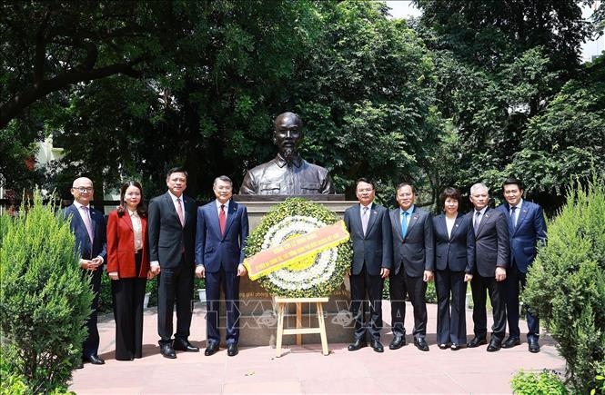 Thủ tướng L&ecirc; Minh Hưng đặt v&ograve;ng hoa tại Tượng Chủ tịch Hồ Ch&iacute; Minh ở New Delhi