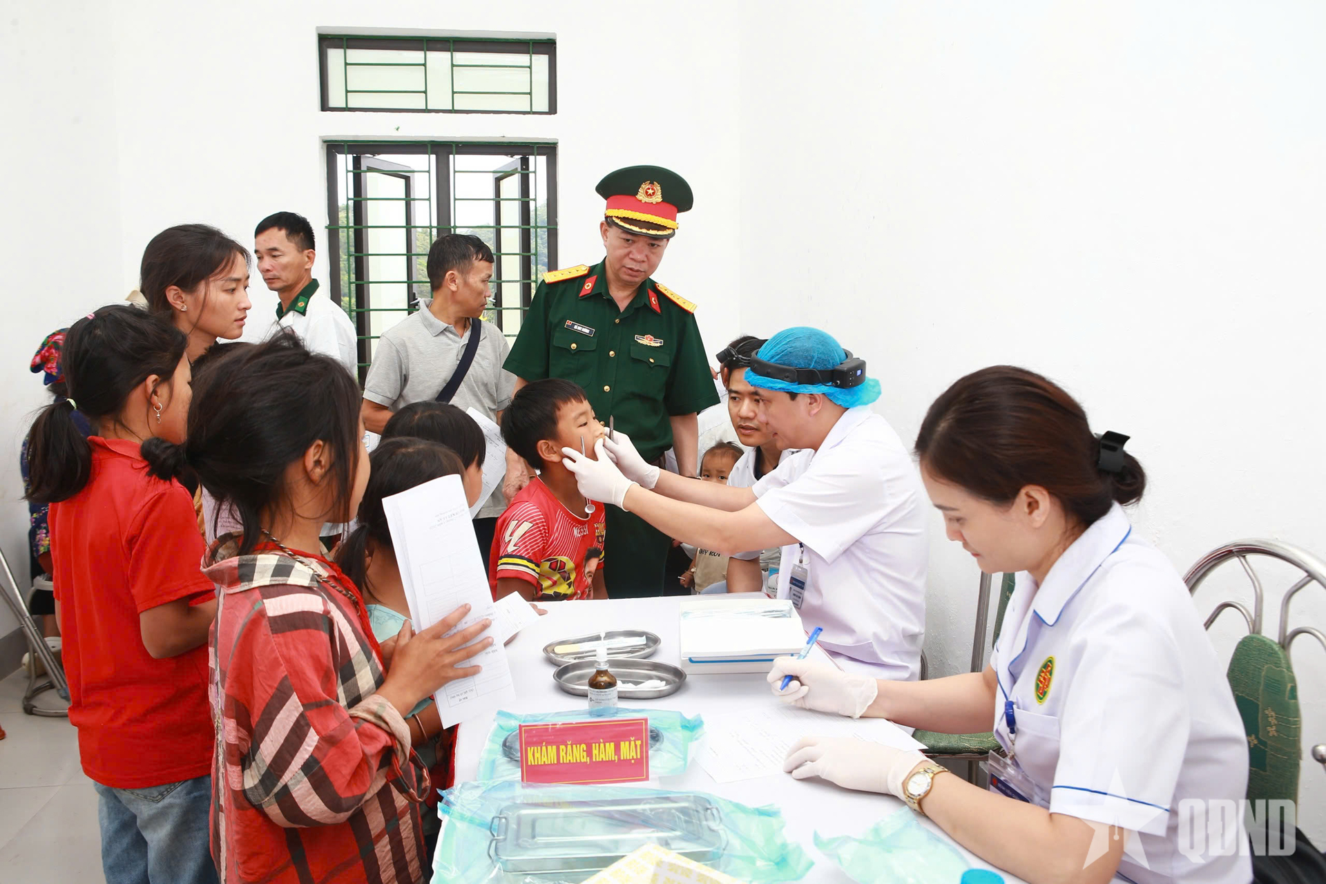 Bệnh viện Quân y 354 khám bệnh, cấp thuốc miễn phí tại xã Na Ngoi, tỉnh Nghệ An