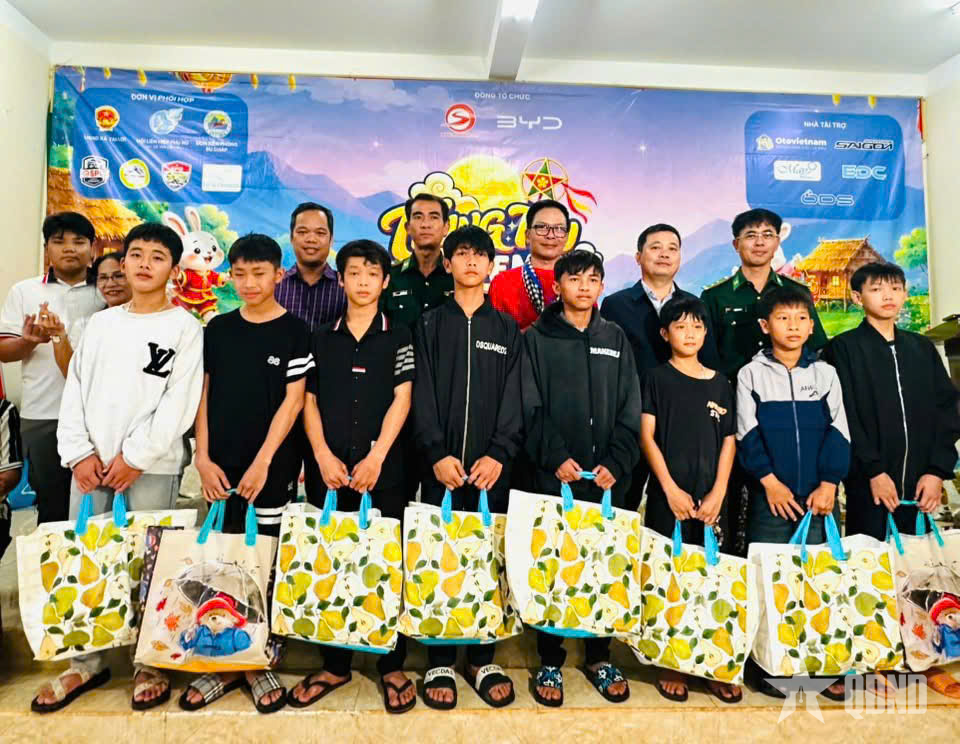 Ấm áp Trung thu nơi biên giới Quảng Trực