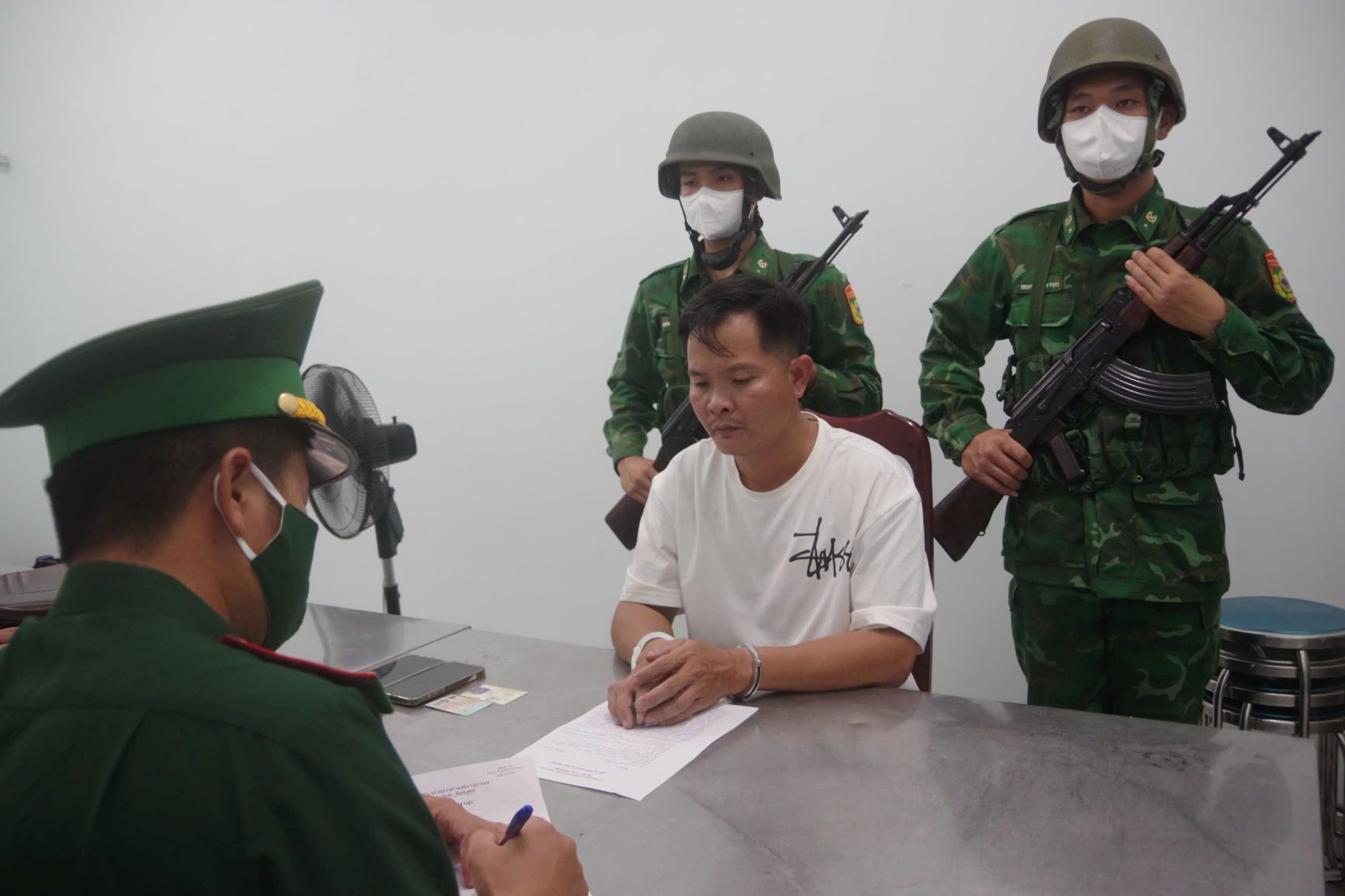 Nâng cao hiệu quả đấu tranh với hoạt động xuất, nhập cảnh trái phép