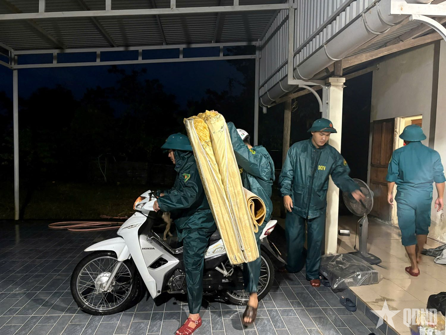 Bộ CHQS tỉnh Quảng Trị giúp dân ứng phó mưa lũ