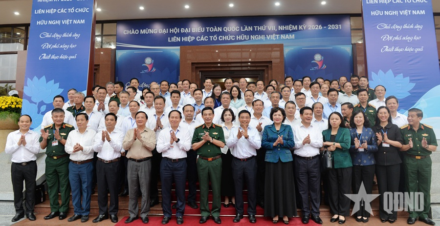 Các đồng chí Ủy viên Trung ương Đảng nghiên cứu thực tế, cập nhật kiến thức tại Bộ Quốc phòng 