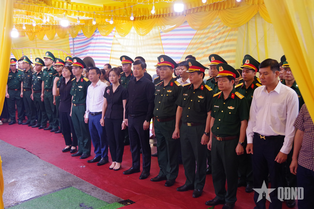 Người dân, đồng đội xúc động đưa tiễn người quân nhân dũng cảm, giàu lòng nhân ái - đồng chí Trung tá Trần Văn Tùng