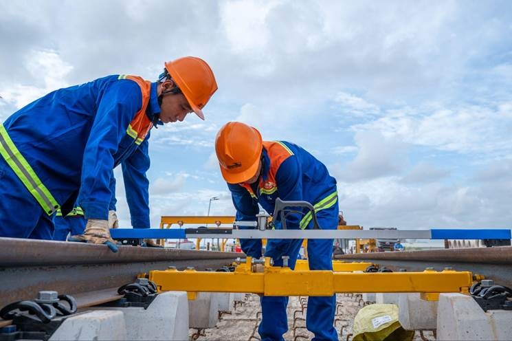 Tuyến đường sắt nhẹ đầu ti&ecirc;n tại Ph&uacute; Quốc triển khai lắp đặt đường ray