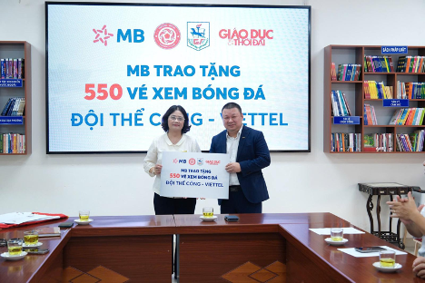 MB trao hơn 600 vé xem bóng đá tặng Trường THCS Giảng Võ (Hà Nội)