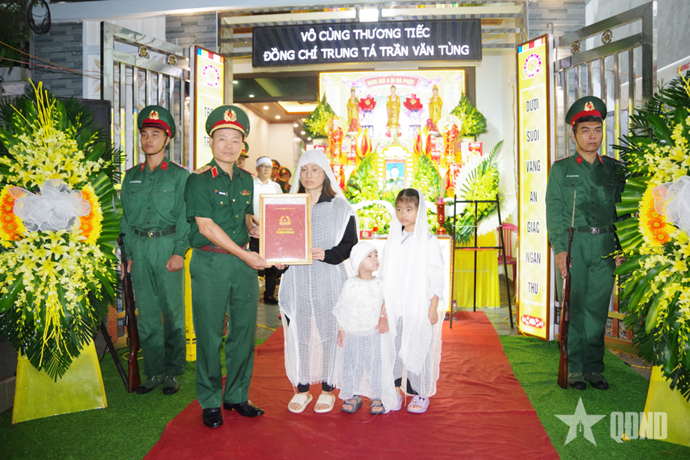 Trao quyết định của Bộ trưởng Bộ Quốc phòng truy thăng quân hàm sĩ quan trước thời hạn từ cấp bậc Thiếu tá lên Trung tá đối với đồng chí Trần Văn Tùng