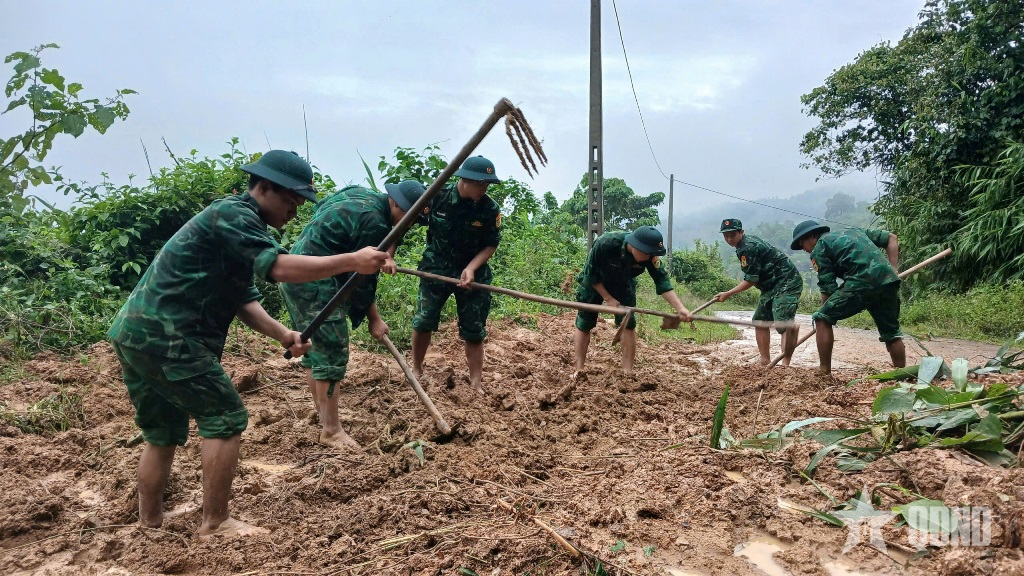 Bộ đội Biên phòng tỉnh Quảng Trị hỗ trợ người dân khắc phục thiệt hại sau mưa lũ